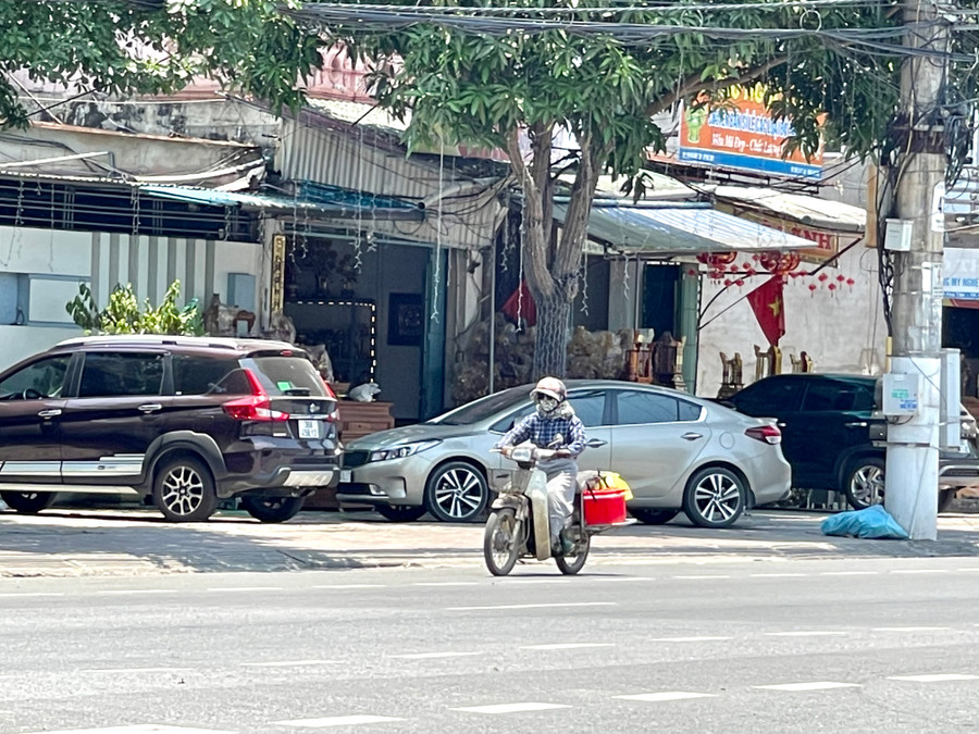 Nếu bắt buộc phải đi ra ngoài đường, không chỉ phụ nữ mà cánh đàn ông cũng trang bị "combo" kín mít với khẩu trang, áo chống nắng, kính râm và cả găng tay...