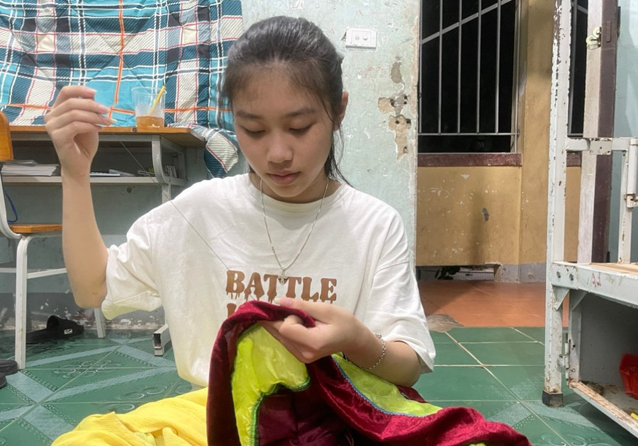 Ngoài tìm vật liệu, các em còn tự tìm hiểu nét đặc sắc mỗi dân tộc để đưa vào trang phục.