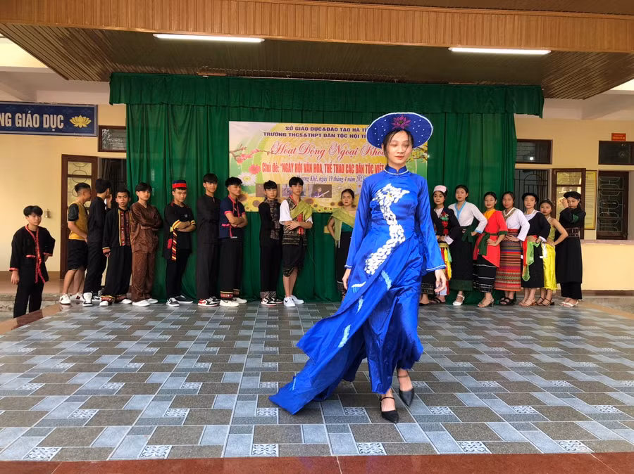 Một tiết ngoại khóa chủ đề "Ngày hội văn hóa, thể thao các dân tộc" do Trường THCS-THPT Dân tộc nội trú Hà Tĩnh tổ chức. Một tiết ngoại khóa chủ đề "Ngày hội văn hóa, thể thao các dân tộc" do Trường THCS-THPT Dân tộc nội trú Hà Tĩnh tổ chức.