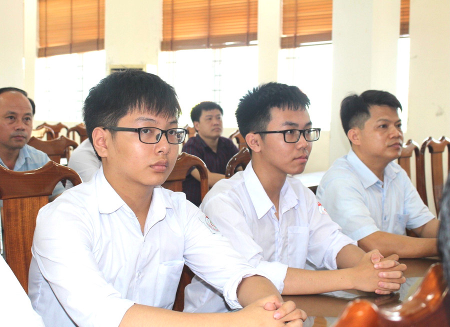 Em Đinh Cao Sơn (12 Hoá) và Trần Hoài Nam (12 Toán 2).