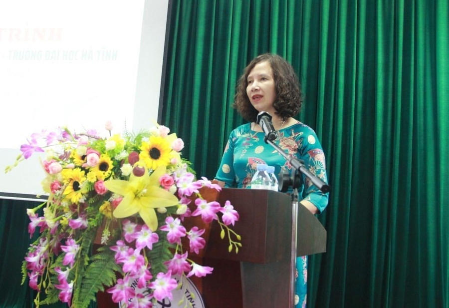 TS. Hồ Thị Nga, Phó Hiệu trưởng ĐH Hà Tĩnh, phát biểu tại hội nghị. TS. Hồ Thị Nga, Phó Hiệu trưởng ĐH Hà Tĩnh, phát biểu tại hội nghị.