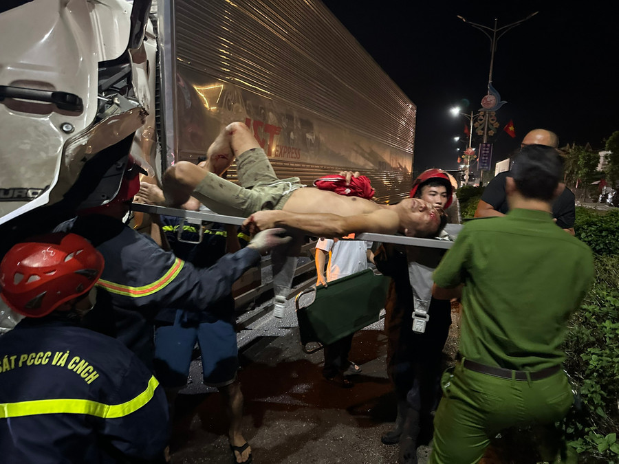 Sau 30 phút tài xế được đưa ra ngoài chuyển sơ cứu trước khi chuyển đến bệnh viện. Sau 30 phút tài xế được đưa ra ngoài chuyển sơ cứu trước khi chuyển đến bệnh viện.