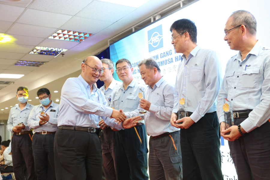 Formosa cũng trao tặng cúp lưu niệm cho 18 nhân viên người Đài Loan có thâm niên làm việc từ 25 năm trở lên.