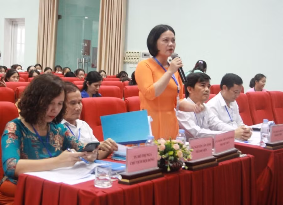 BGK đặt câu hỏi phản biện các đề tài báo cáo tại hội nghị.