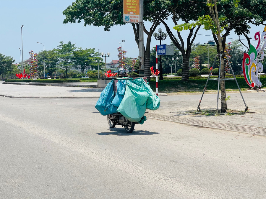Anh Nguyễn Văn Tuấn (làm nghề Shipper) cho biết, để chống chọi với cái nắng ngoài áo khoác, anh còn trùm thêm tất tay, tất chân nhưng vẫn thấy da bỏng rát.