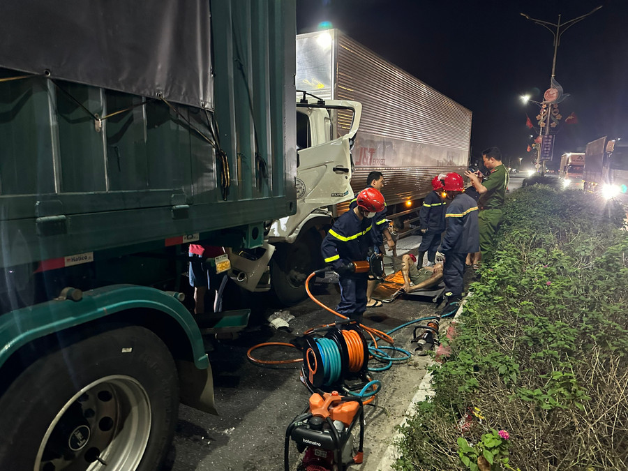 Lực lượng cứu hộ sử dụng máy banh thuỷ lực để mở cửa. Lực lượng cứu hộ sử dụng máy banh thuỷ lực để mở cửa.