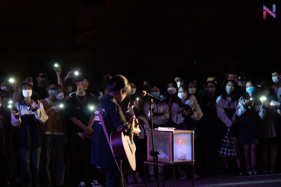 Cô nữ sinh còn có rất nhiều tài lẻ về ca hát và các nhạc cụ.