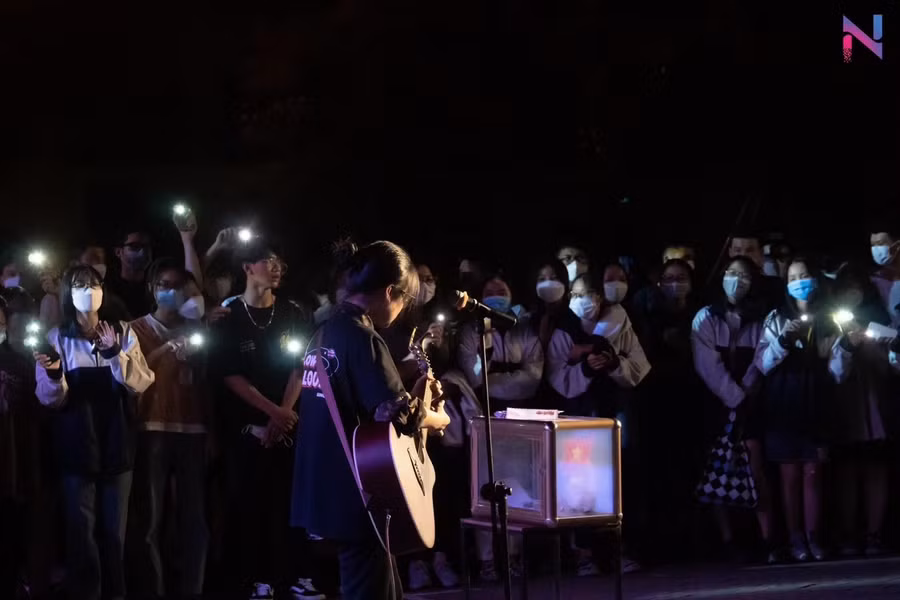 Cô nữ sinh còn có rất nhiều tài lẻ về ca hát và các nhạc cụ.