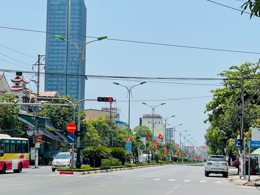 Càng về trưa, nhiệt độ tăng dần, người dân hạn chế ra đường trong thời điểm nắng nóng đạt đỉnh.