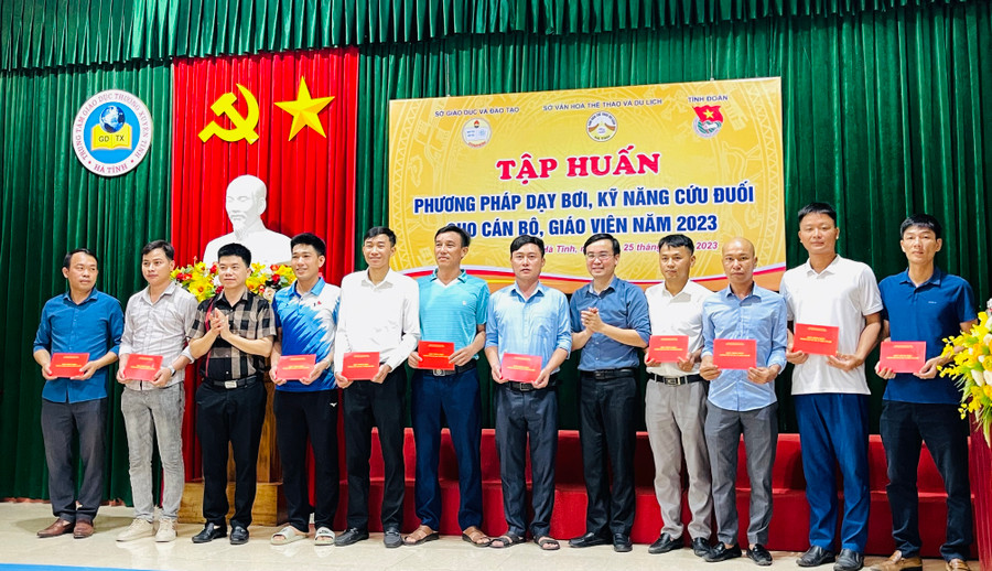 124 học viên được nhận giấy chứng nhận tại lớp tập huấn phương pháp dạy bơi, kỹ năng cứu đuối cho cán bộ, giáo viên.