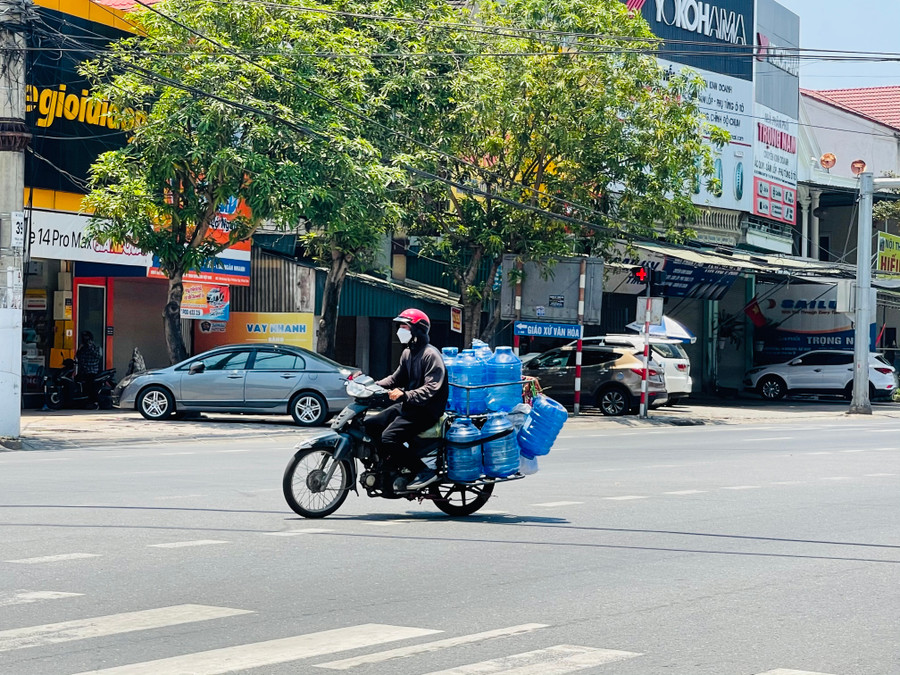 12h trưa, nhiều người lao động vẫn phải đội nắng ra đường mưu sinh trên tuyến đường QL 1A (TP Hà Tĩnh).