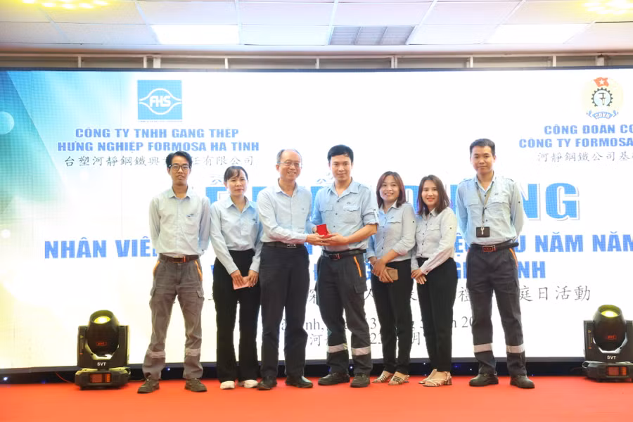 Đại diện Formosa Hà Tĩnh tặng vàng cho 253 nhân viên làm việc thâm niên 10 năm. Đại diện Formosa Hà Tĩnh tặng vàng cho 253 nhân viên làm việc thâm niên 10 năm.
