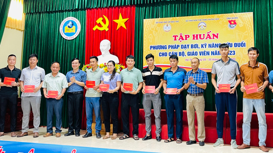 BTC trao giấy chứng nhận cho 124 học viên hoàn thành khoá tập huấn. BTC trao giấy chứng nhận cho 124 học viên hoàn thành khoá tập huấn.