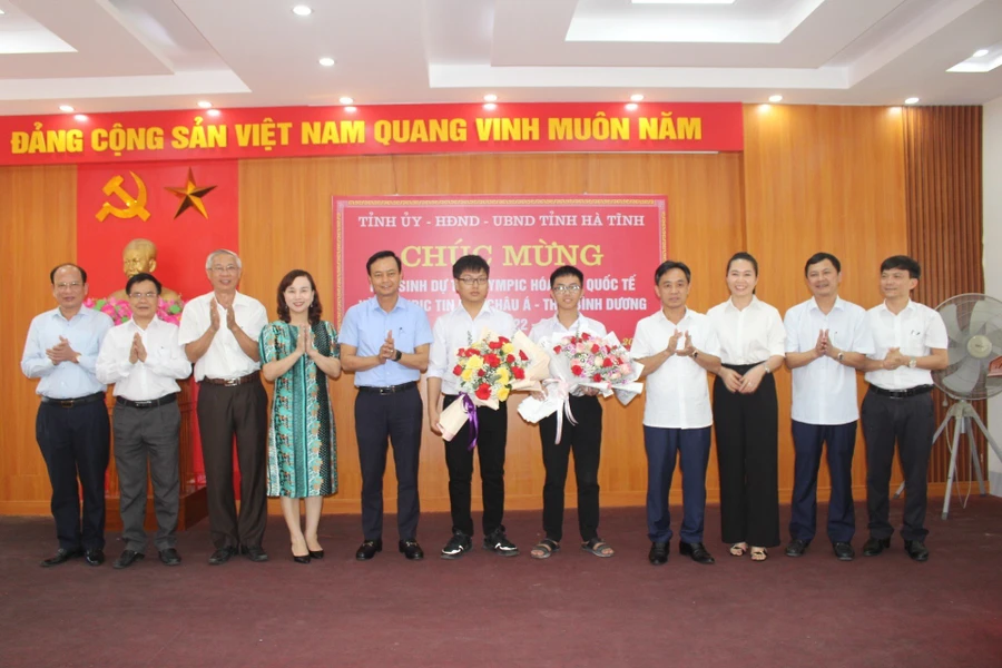 Đại diện lãnh đạo tỉnh Hà Tĩnh cùng các Sở ngành tặng hoa chúc mừng 2 học sinh tham dự các kỳ thi quốc tế.