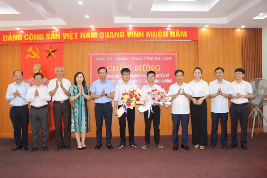 Đại diện lãnh đạo tỉnh Hà Tĩnh cùng các Sở ngành tặng hoa chúc mừng 2 học sinh tham dự các kỳ thi quốc tế.
