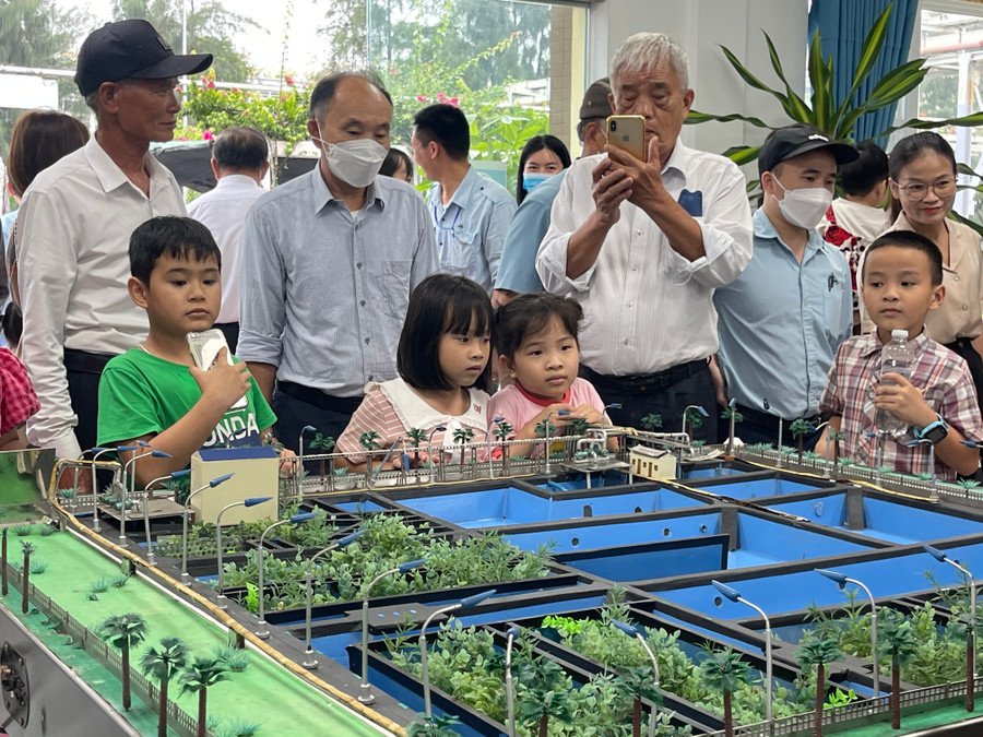 Người già, trẻ em thích thú tham quan mô hình công viên sinh thái nằm trong khuôn viên Formosa Hà Tĩnh.