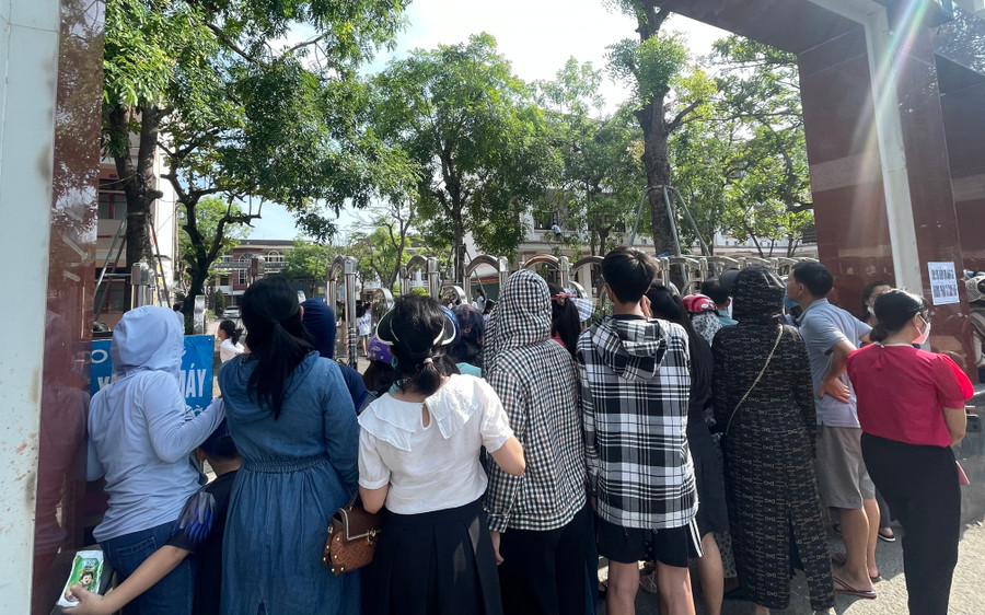 Phụ huynh thấp thỏm chờ thí sinh tại cổng Trường THPT Phan Đình Phùng - 1 trong 2 điểm diễn ra kỳ kiểm tra và đánh giá năng lực. Phụ huynh thấp thỏm chờ thí sinh tại cổng Trường THPT Phan Đình Phùng - 1 trong 2 điểm diễn ra kỳ kiểm tra và đánh giá năng lực.