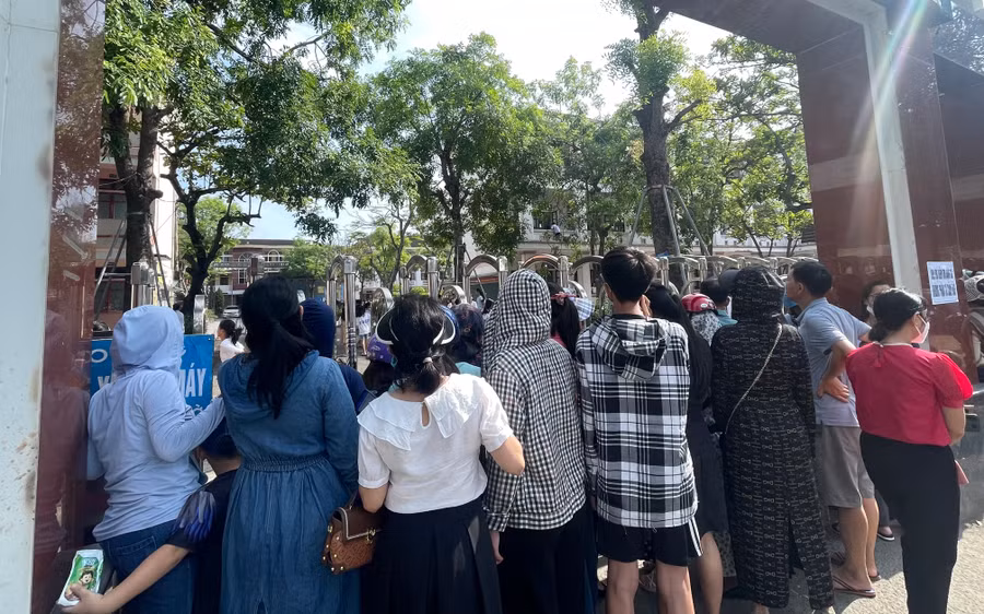 Phụ huynh thấp thỏm chờ thí sinh tại cổng Trường THPT Phan Đình Phùng - 1 trong 2 điểm diễn ra kỳ kiểm tra và đánh giá năng lực.