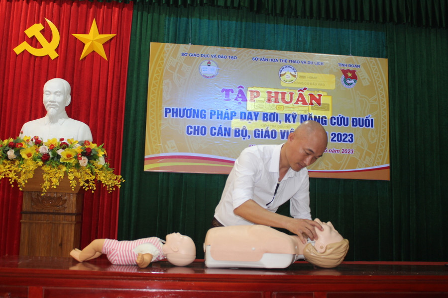 Các học viên được hướng dẫn phương pháp sơ cứu, cứu đuối cho người bị nạn. Các học viên được hướng dẫn phương pháp sơ cứu, cứu đuối cho người bị nạn.
