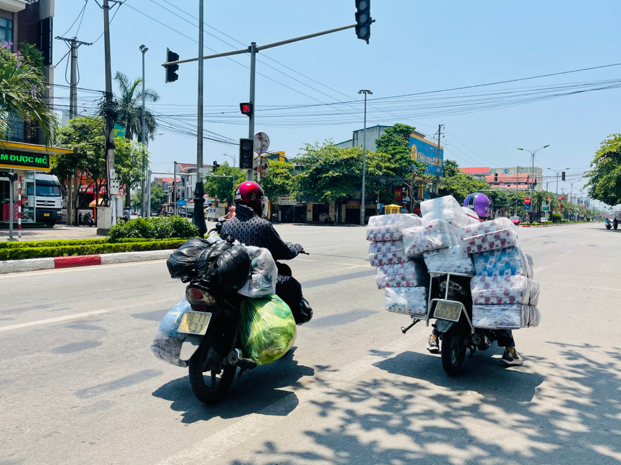 Dù chỉ dừng đèn đỏ khoảng 30 giây, nhưng người đi đường cảm nhận rõ rệt sự khắc nghiệt của thời tiết miền Trung.