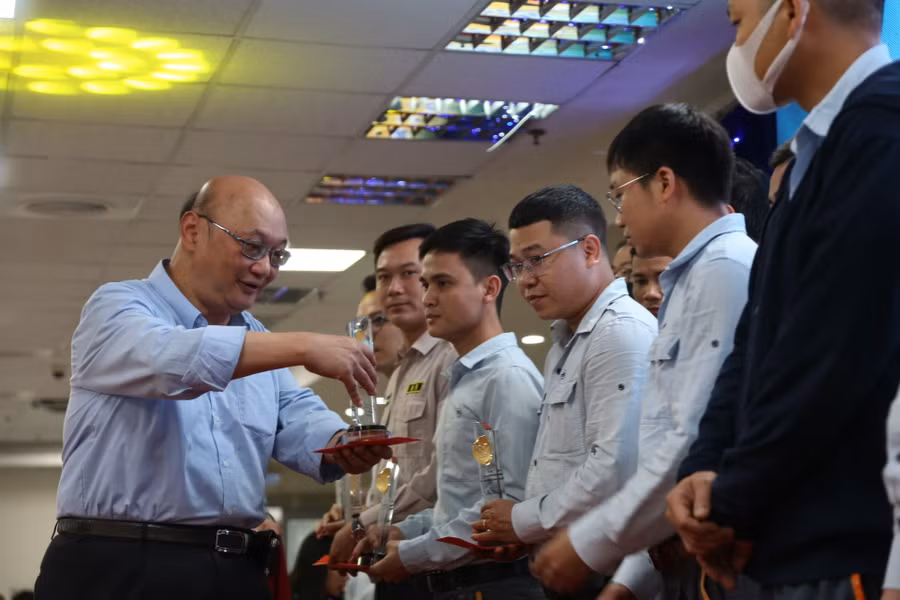 37 nhân viên có thành tích ưu tú được Formosa Hà Tĩnh biểu dương năm 2023. 37 nhân viên có thành tích ưu tú được Formosa Hà Tĩnh biểu dương năm 2023.