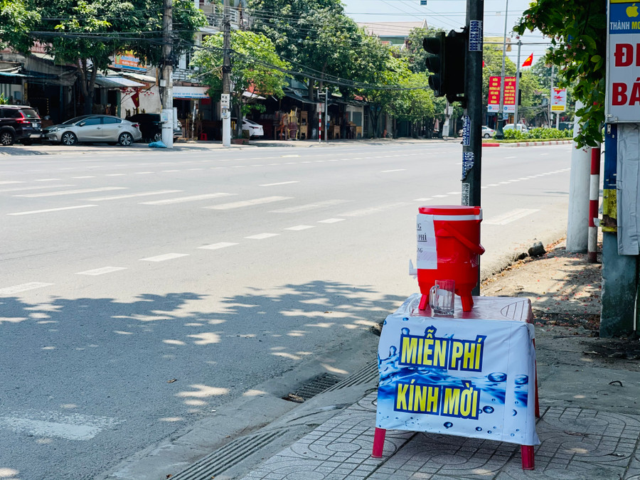 Nhằm chia sẻ với người lao động, một số hộ dân TP Hà Tĩnh đã chuẩn bị đầy đủ thùng nước đá miễn phí trên đường. (Ảnh chụp tại ngã tư đường Hà Huy Tập).