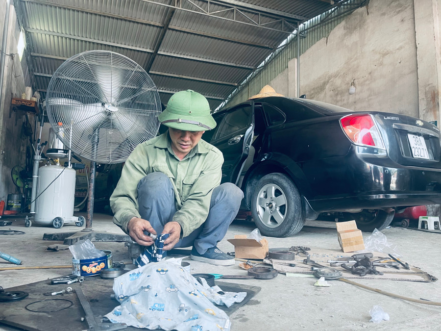 Những ngày qua, lượng xe đến sửa, lắp đặt điều hòa tăng cao.