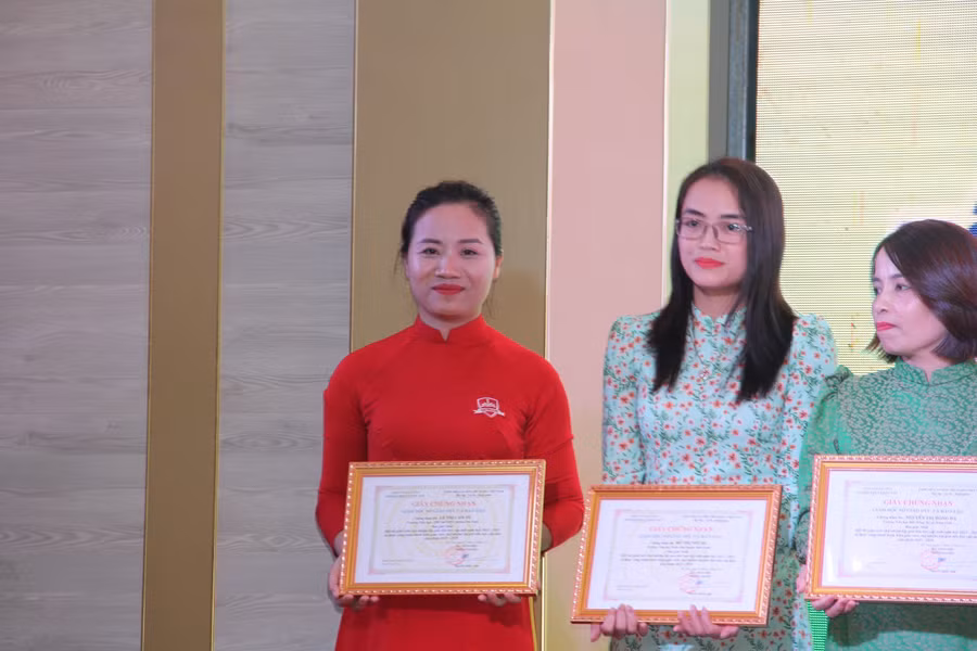 Giải nhất Hội thi giáo viên chủ nhiệm giỏi Tiểu học cấp tỉnh là phần thưởng và động lực để cô giáo Cẩm Tú thêm say mê với công việc người đi “gieo hạt”. Giải nhất Hội thi giáo viên chủ nhiệm giỏi Tiểu học cấp tỉnh là phần thưởng và động lực để cô giáo Cẩm Tú thêm say mê với công việc người đi “gieo hạt”.