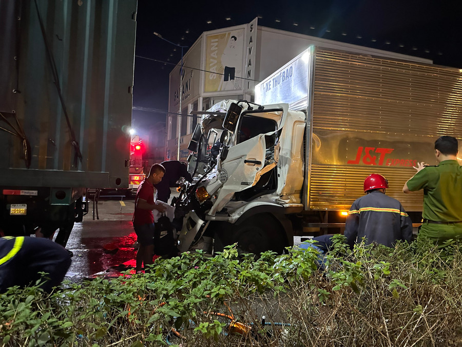 Vụ va chạm khiến toàn bộ phần đầu xe tải bị biến dạng. Vụ va chạm khiến toàn bộ phần đầu xe tải bị biến dạng.