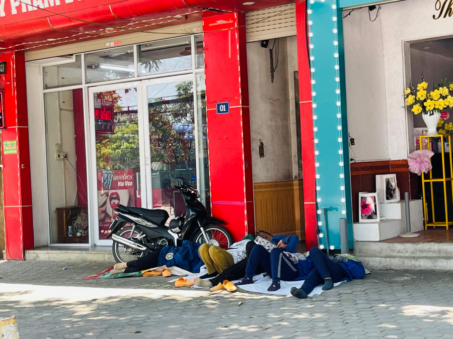 Một tốp thợ khác tận dụng bóng râm mái hiên các cửa hàng &quot;đánh&quot; giấc ngủ vội để tiếp tục công việc mưu sinh.