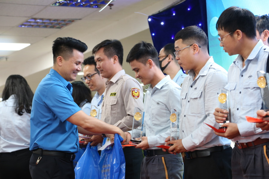 Công đoàn Formosa Hà Tĩnh tặng quà lưu niệm cho người lao động ưu tú trong năm 2023.