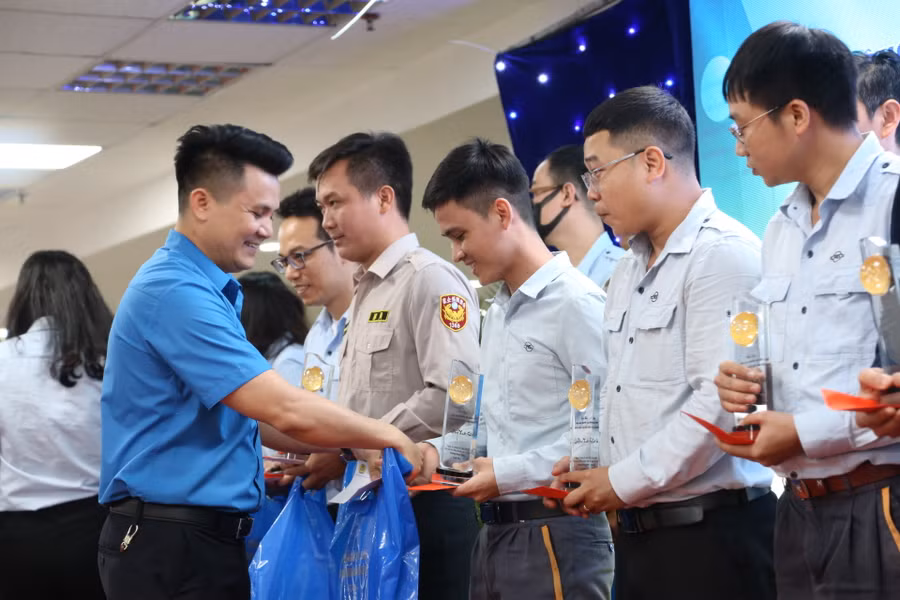 Công đoàn Formosa Hà Tĩnh tặng quà lưu niệm cho người lao động ưu tú trong năm 2023. Công đoàn Formosa Hà Tĩnh tặng quà lưu niệm cho người lao động ưu tú trong năm 2023.