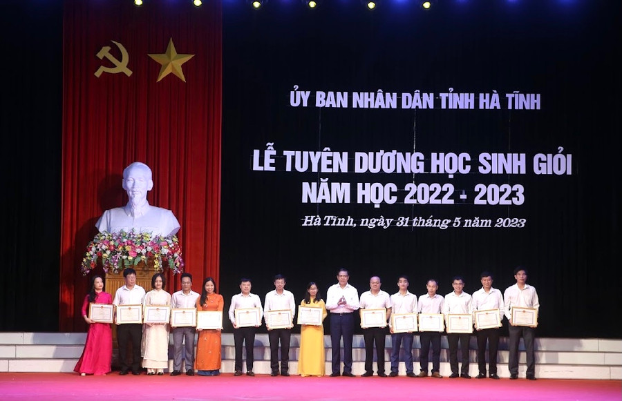 Chủ tịch UBND tỉnh Võ Trọng Hải trao Giấy khen của Sở GD&ĐT cho các giáo viên có thành tích trong bồi dưỡng học sinh giỏi quốc gia. Chủ tịch UBND tỉnh Võ Trọng Hải trao Giấy khen của Sở GD&ĐT cho các giáo viên có thành tích trong bồi dưỡng học sinh giỏi quốc gia.