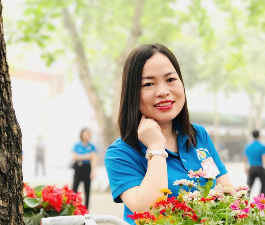 Cô giáo Nguyễn Thị Quỳnh Giang - GV Ngữ Văn trường THPT Hồng Lĩnh, Hà Tĩnh. Cô giáo Nguyễn Thị Quỳnh Giang - GV Ngữ Văn trường THPT Hồng Lĩnh, Hà Tĩnh.