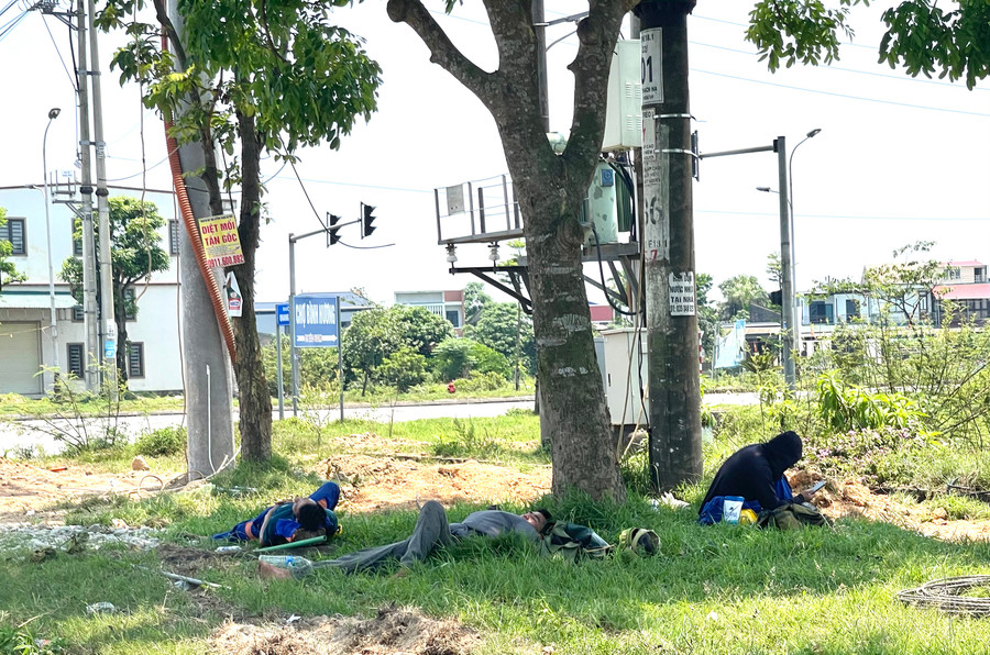 Trong khi đó tốp thợ điện nghỉ trưa ngay khu vực sửa chữa.