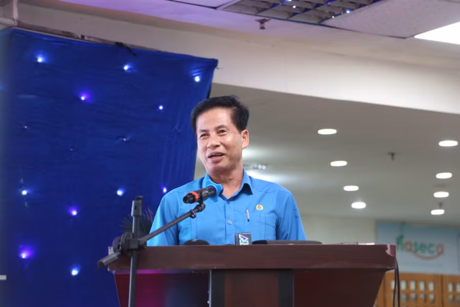 Ông Nguyễn Văn Trọng - Phó Chủ tịch Liên đoàn Lao động Hà Tĩnh phát biểu tại Lễ biểu dương nhân viên ưu tú, nhân viên làm việc lâu năm. Ông Nguyễn Văn Trọng - Phó Chủ tịch Liên đoàn Lao động Hà Tĩnh phát biểu tại Lễ biểu dương nhân viên ưu tú, nhân viên làm việc lâu năm.