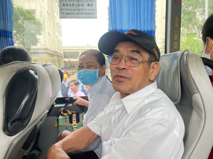 Ông Nguyễn Quốc Khánh (67 tuổi, xã Thạch Kênh, huyện Thạch Hà, Hà Tĩnh) cho biết, đây là lần đầu tiên ông được tham quan nơi làm việc của con mình. Tôi thấy môi trường làm việc đây rất văn minh và hiện đại.