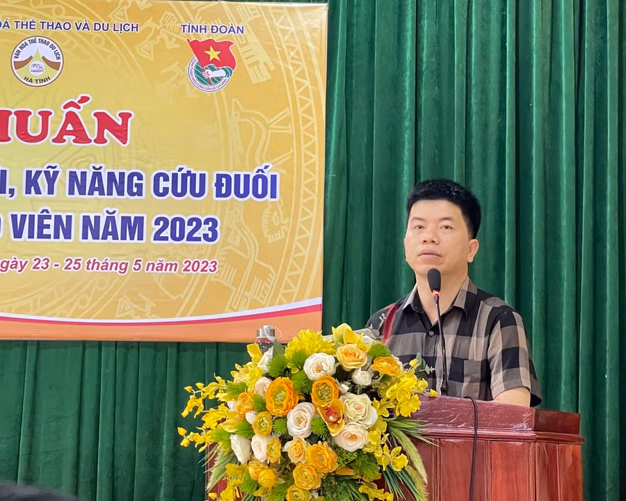 Ông Nguyễn Hồng Cường - Phó Giám đốc Sở GD&amp;ĐT phát biểu tại lễ tổng kết.