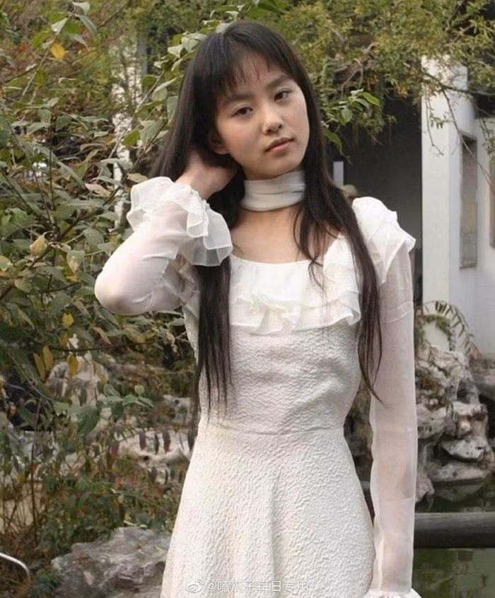 Lưu Thi Thi thuở mới vào nghề thanh thuần như đúng kiểu một nữ sinh ngoan hiền.