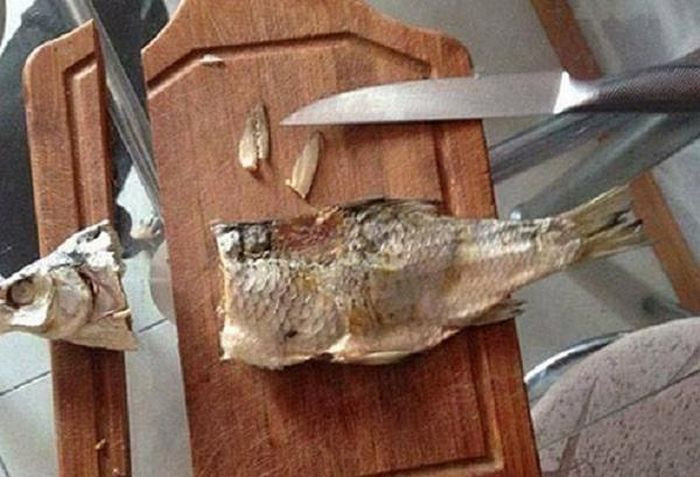 Chặt cá vỡ thớt. Chặt cá vỡ thớt.