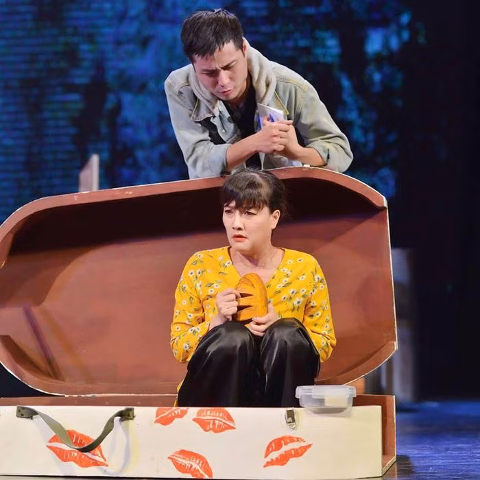 Vân Dung ngoài đời rất khác với Vân Dung trên sân khấu.