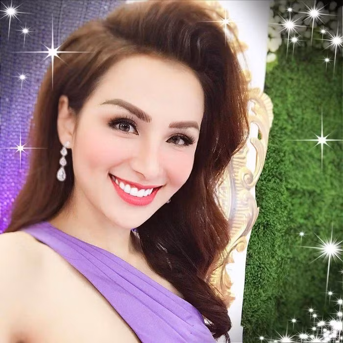 Công chúng ngỡ ngàng vì không còn nhận ra Hoa hậu với diện mạo mới. Chiếc cằm vuông đã thay thế bằng V-line, mũi cao hơn và gương mặt cô thon gọn hơn rất nhiều.