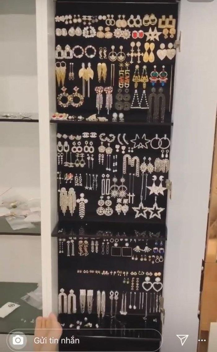 Thậm chí, nhiều chiếc còn có hình dáng tương tự nhau, lý giải cho việc sắm sửa này, chỉ có thể là do Trinh thích thì Trinh mua, vậy thôi!