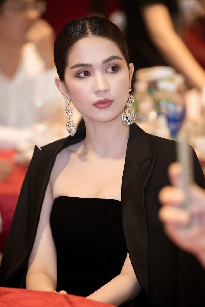 Khi diện trang phục đơn sắc, cô nàng hay sử dụng hoa tai thiết kế to bản, tạo điểm nhấn.