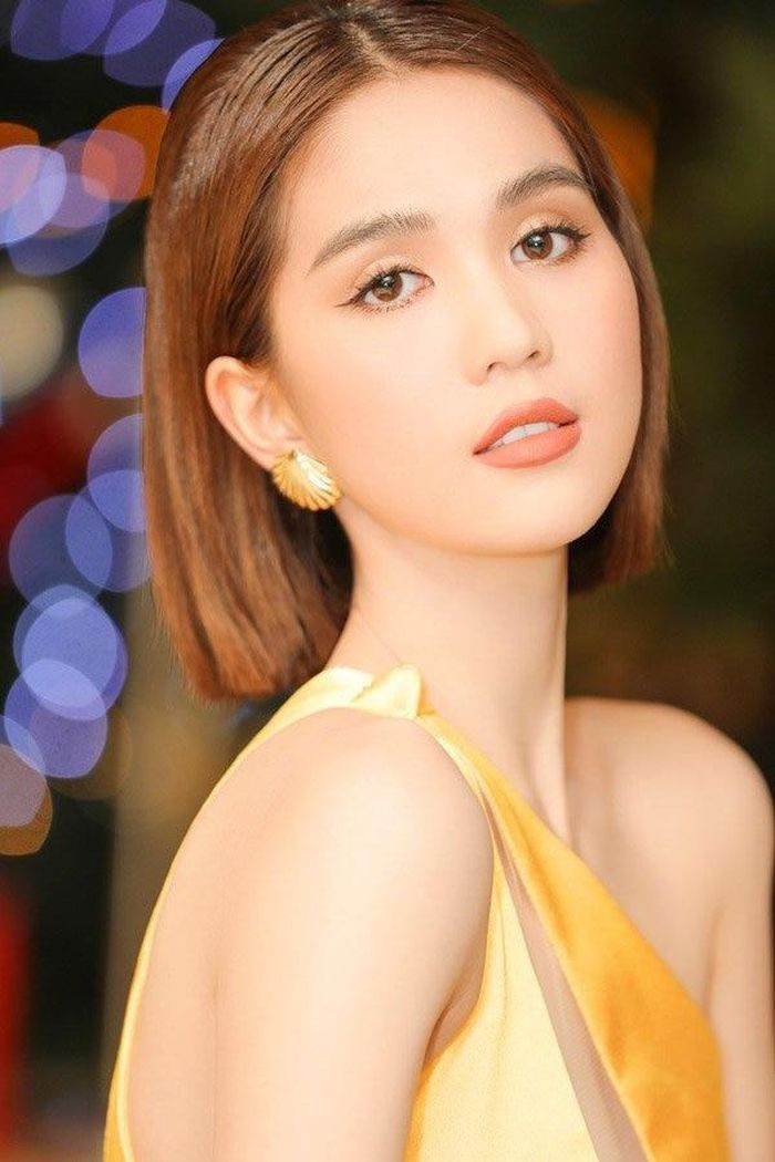 Đầm vàng thì mình dùng bông tai vàng, có gì lo lắng?