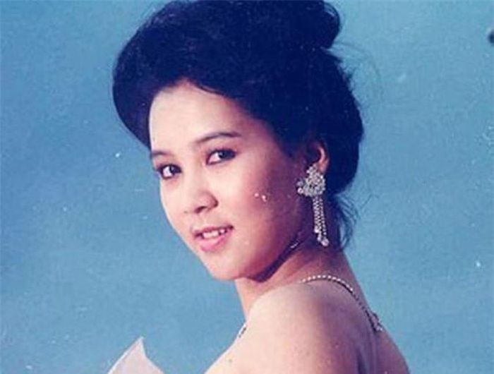 Bên cạnh đó, Mộng Vân còn ghi dấu mạnh mẽ trong lòng người hâm mộ với loạt phim đình đám như: Nước mắt học trò, Cái chết nhà tỷ phú, Cuộc tình hai mặt… Bên cạnh đó, Mộng Vân còn ghi dấu mạnh mẽ trong lòng người hâm mộ với loạt phim đình đám như: Nước mắt học trò, Cái chết nhà tỷ phú, Cuộc tình hai mặt…