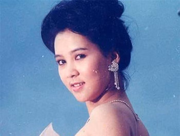 Bên cạnh đó, Mộng Vân còn ghi dấu mạnh mẽ trong lòng người hâm mộ với loạt phim đình đám như: Nước mắt học trò, Cái chết nhà tỷ phú, Cuộc tình hai mặt…