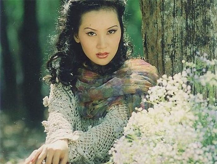 Sau biến cố năm 1992, người đẹp đã “biến mất” khỏi giới showbiz và lui về “ở ẩn”. Khán giả vô cùng tiếc nuối khi màn ảnh Việt vắng đi một bóng hồng vừa xinh đẹp vừa tài năng. Sau biến cố năm 1992, người đẹp đã “biến mất” khỏi giới showbiz và lui về “ở ẩn”. Khán giả vô cùng tiếc nuối khi màn ảnh Việt vắng đi một bóng hồng vừa xinh đẹp vừa tài năng.