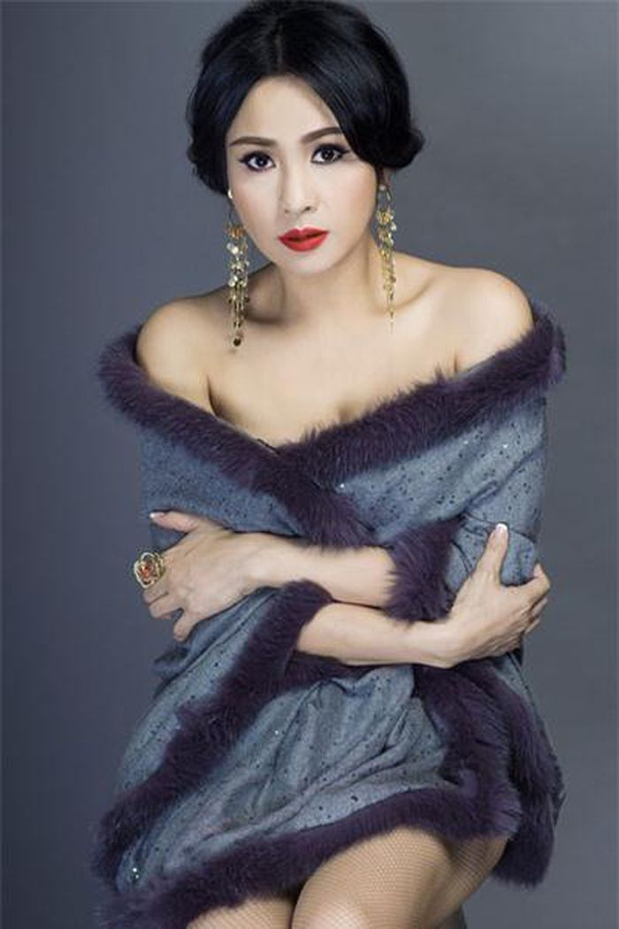 Diva ngày một sang trọng, quý phái bên cạnh một giọng ca đẳng cấp không thể lu mờ. Diva ngày một sang trọng, quý phái bên cạnh một giọng ca đẳng cấp không thể lu mờ.