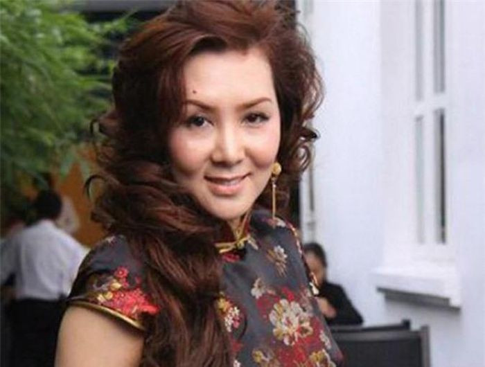 Ở tuổi 51, ngọc nữ màn ảnh Việt một thời vẫn khiến nhiều người xuýt xoa, ngưỡng mộ bởi nhan sắc xinh đẹp, mặn mà, quyến rũ. Mặc dù gương mặt đã để lộ vài dấu chân chim nhưng người đẹp vẫn giữ được thần thái sang trọng, kiêu sa như thuở mười tám đôi mươi. Ở tuổi 51, ngọc nữ màn ảnh Việt một thời vẫn khiến nhiều người xuýt xoa, ngưỡng mộ bởi nhan sắc xinh đẹp, mặn mà, quyến rũ. Mặc dù gương mặt đã để lộ vài dấu chân chim nhưng người đẹp vẫn giữ được thần thái sang trọng, kiêu sa như thuở mười tám đôi mươi.
